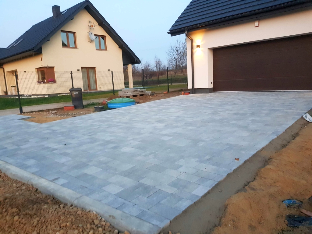 Brukowanie podjazdu Psary